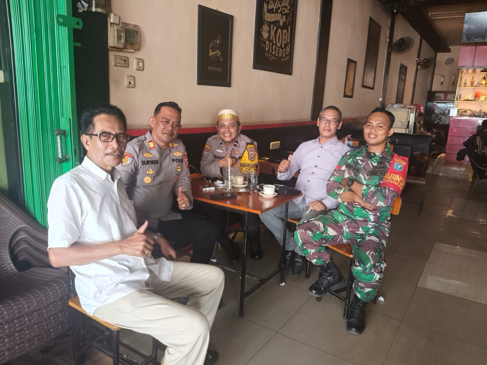 Bangun Kebersamaan dan Kondusivitas Wilayah, Kapolsek Pontianak Timur serta Bhabinkamtibmas Parit Mayor Sambangi Toga, Tomas, dan Babinsa