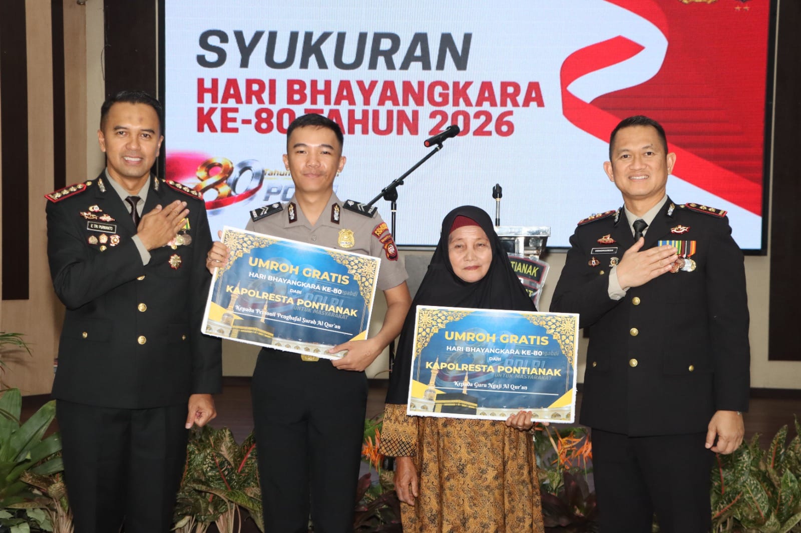 Hari Bhayangkara ke-80, Kapolresta Pontianak Berangkatkan Guru Ngaji dan Personel Berprestasi Umroh Gratis