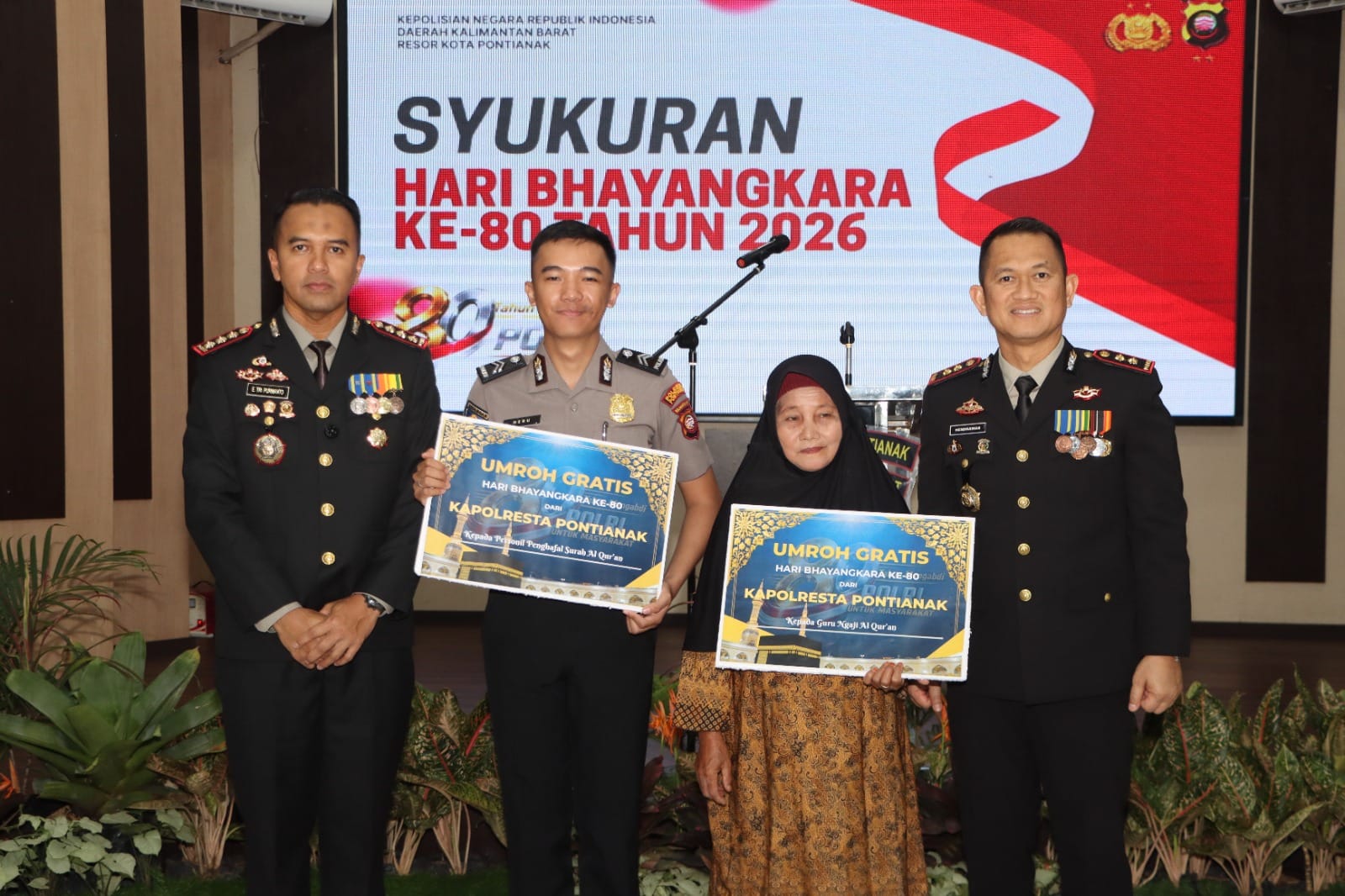 Wujud Apresiasi Hari Bhayangkara ke-80, Kapolresta Pontianak Hadiahkan Umroh Gratis bagi Guru Ngaji dan Personel Berprestasi