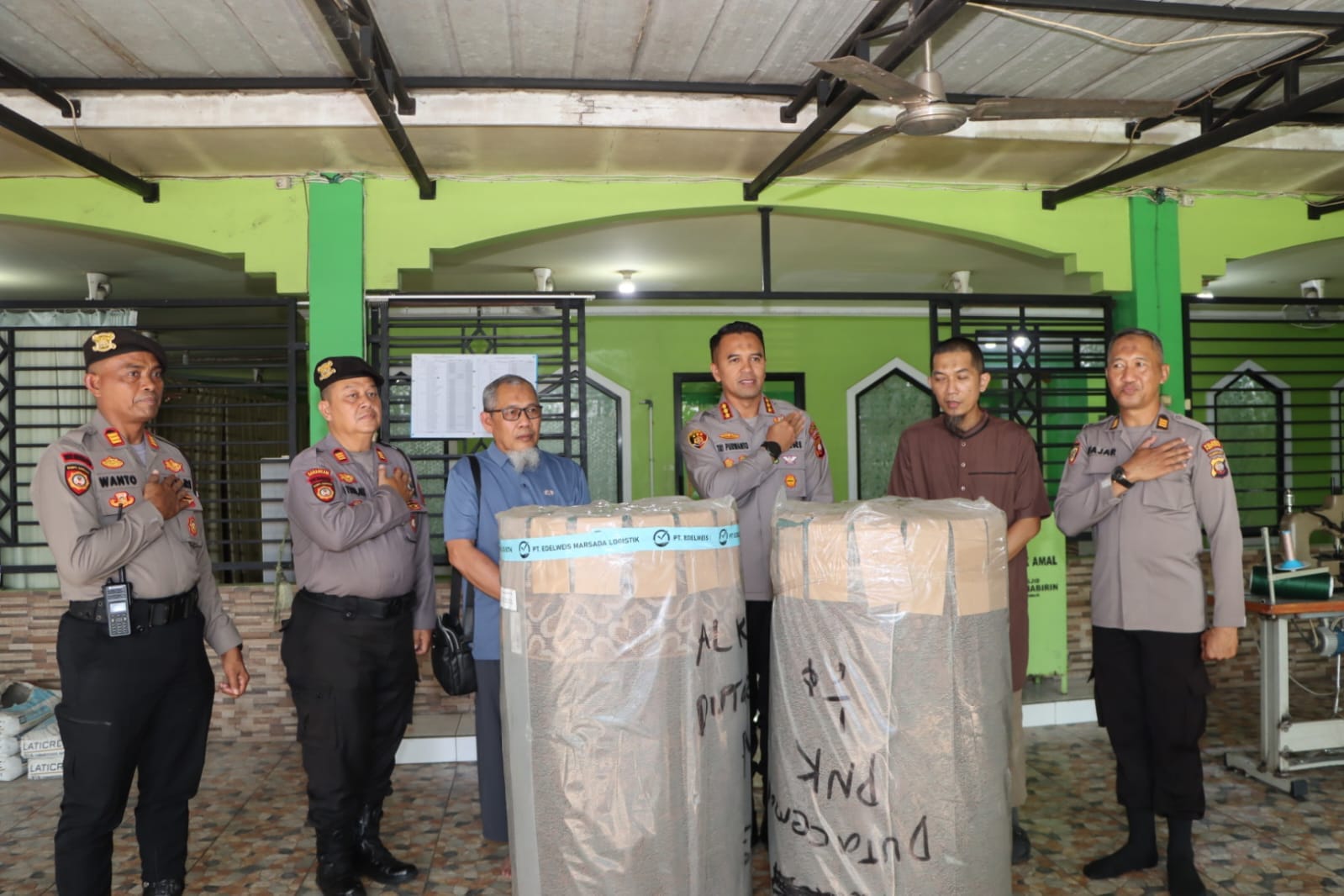 Bakti Religi Hari Bhayangkara ke-80, Kapolresta Pontianak Serahkan Bantuan Karpet Sajadah kepada Masjid