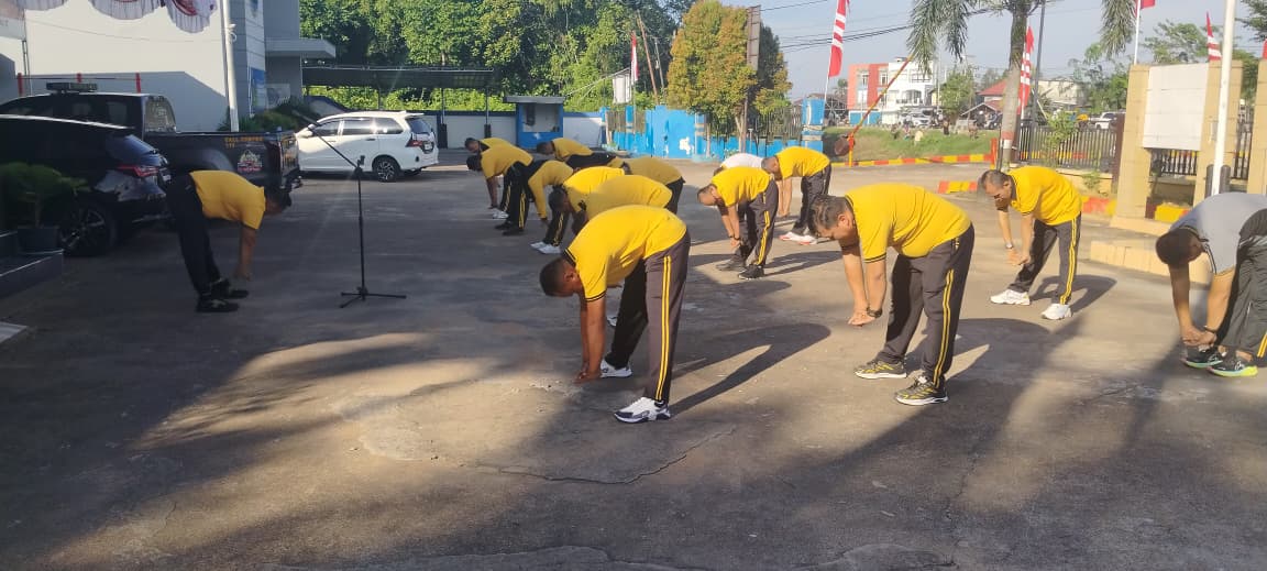 Usai Apel Pagi, Kapolsek Pontianak Timur Pimpin Senam Bersama Tingkatkan Semangat Personel