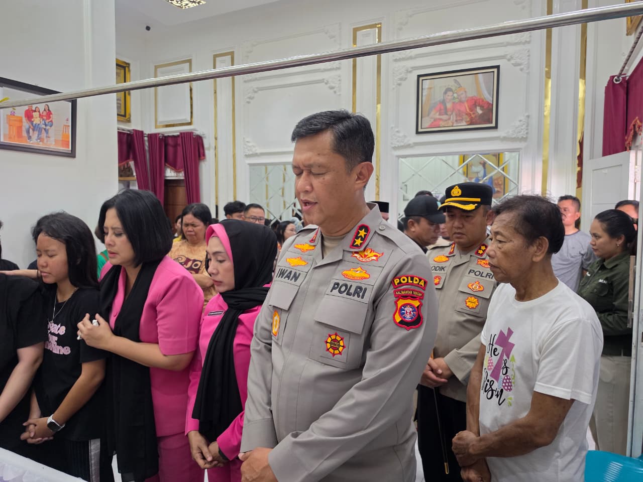 Wujud Empati, Kapolda Kalteng dan Gubernur Takziah ke Rumah Duka Aipda Yudhi Perdana Putra