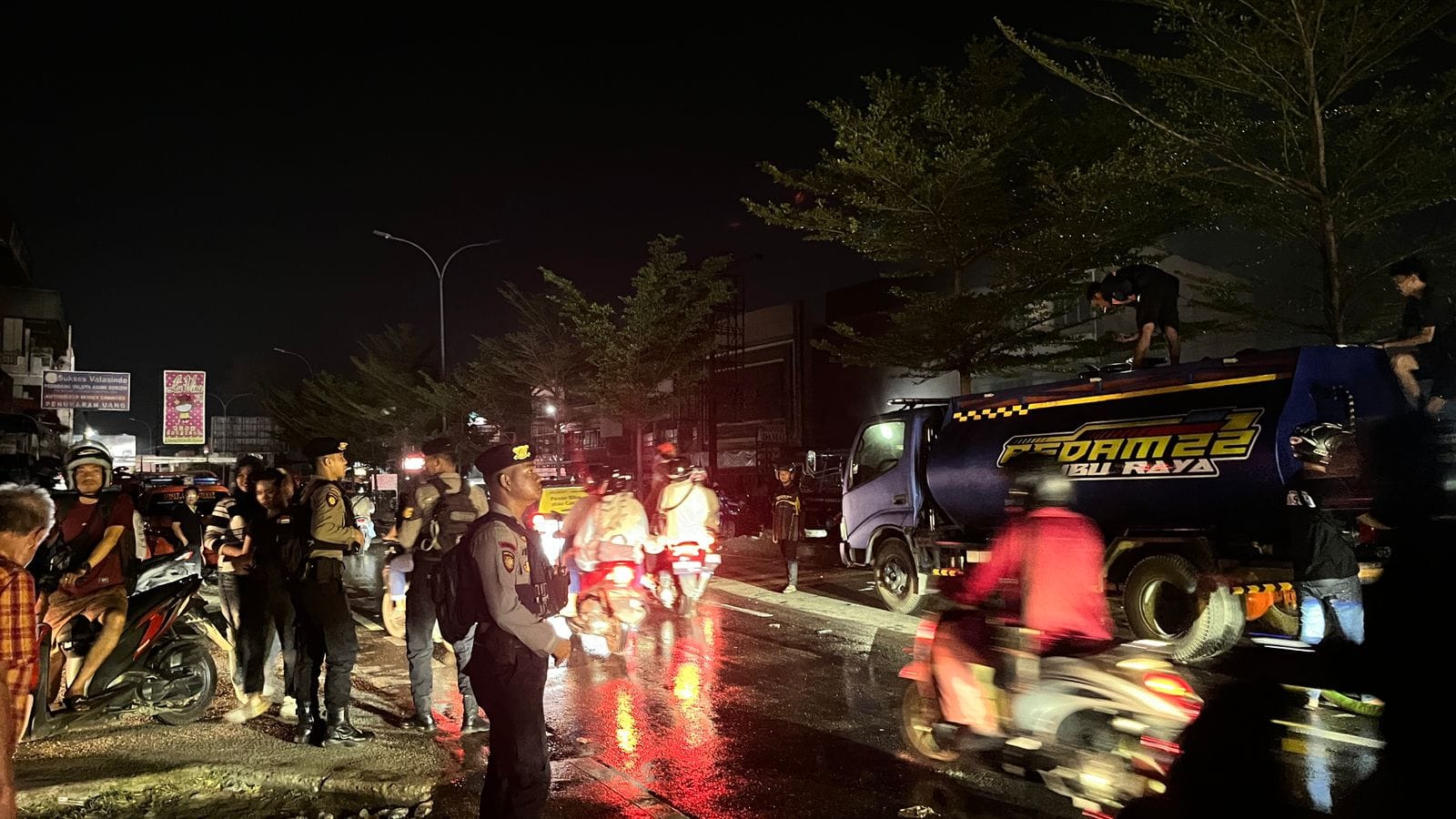 Polresta Pontianak Amankan TKP Kebakaran Enam Ruko di Jalan Tanjungpura, Proses Evakuasi Berjalan Lancar
