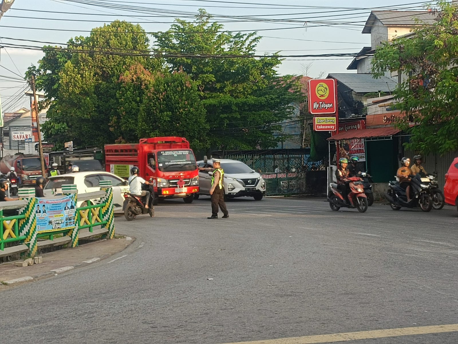 Jelang Malam Minggu, Personel Lantas Polsek Pontianak Timur Atur Arus Lalu Lintas di Simpang Tanjung Raya