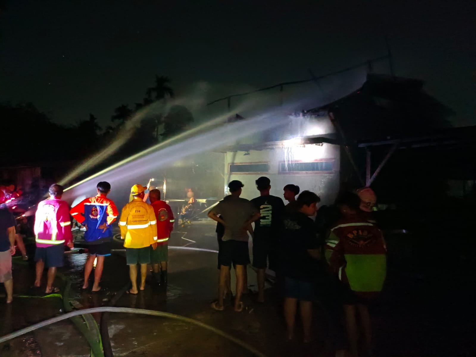 Kebakaran Terjadi Nyaris Bersamaan di Pontianak Utara, Petugas Bergerak Cepat ke Dua Lokasi