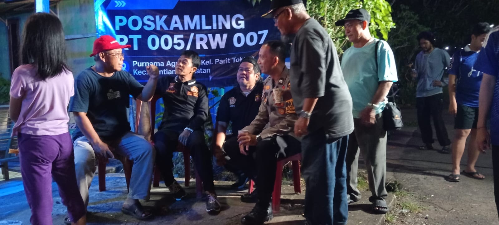 Sinergitas Bhabinkamtibmas dan Pokdarkamtibmas Perkuat Siskamling di Kelurahan Parit Tokaya