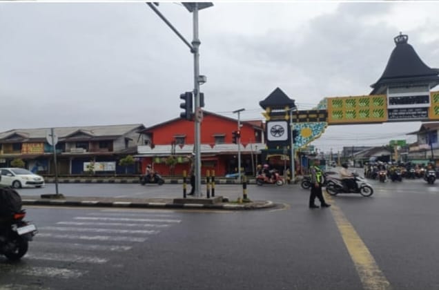 Awali Aktivitas Masyarakat, Personel Lantas Polsek Pontianak Timur Berikan Pelayanan Pengaturan Lalu Lintas