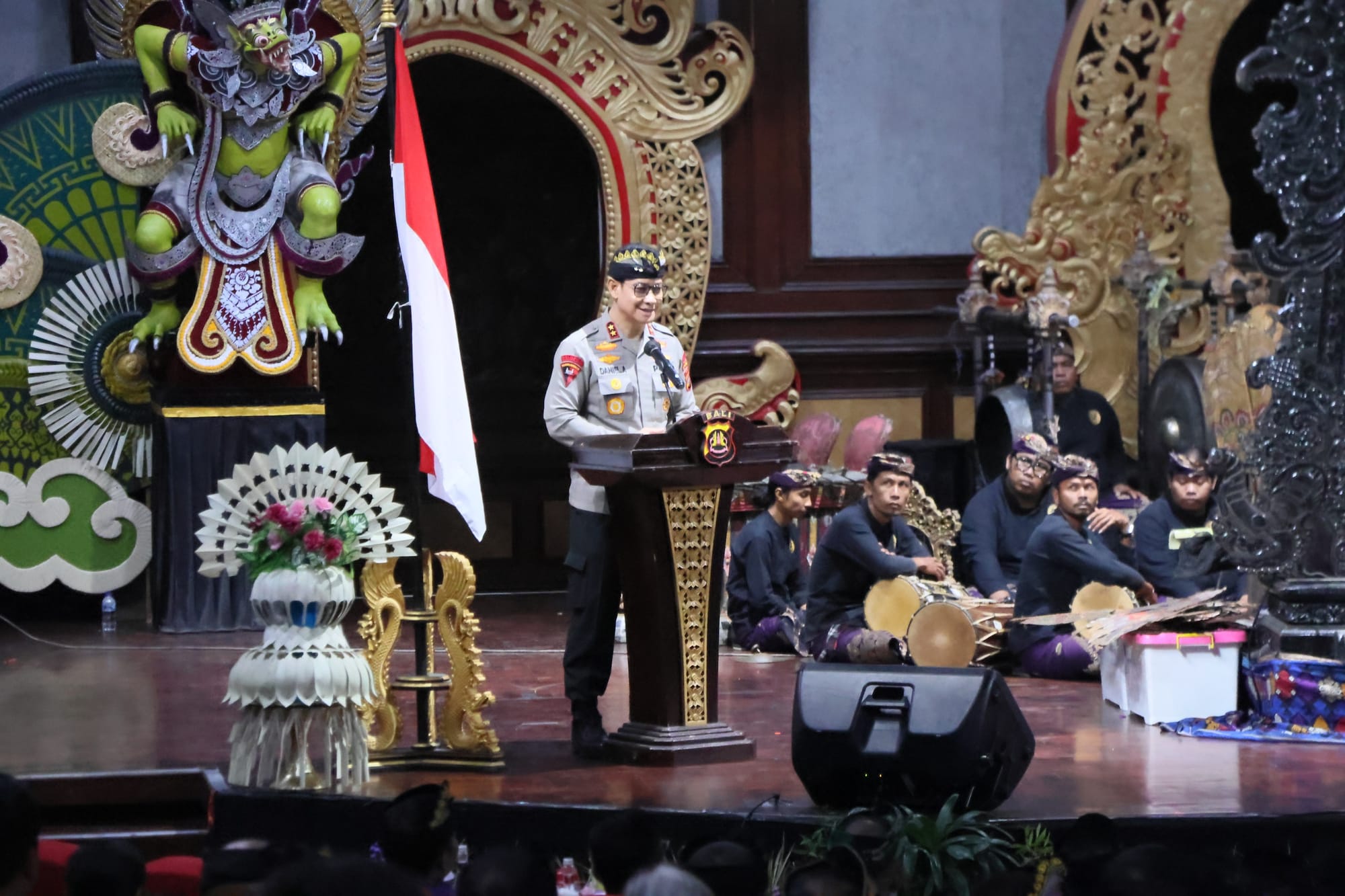 Semarak Hari Bhayangkara ke-80, Polda Bali Gelar Penampilan Wayang Cenk Blong