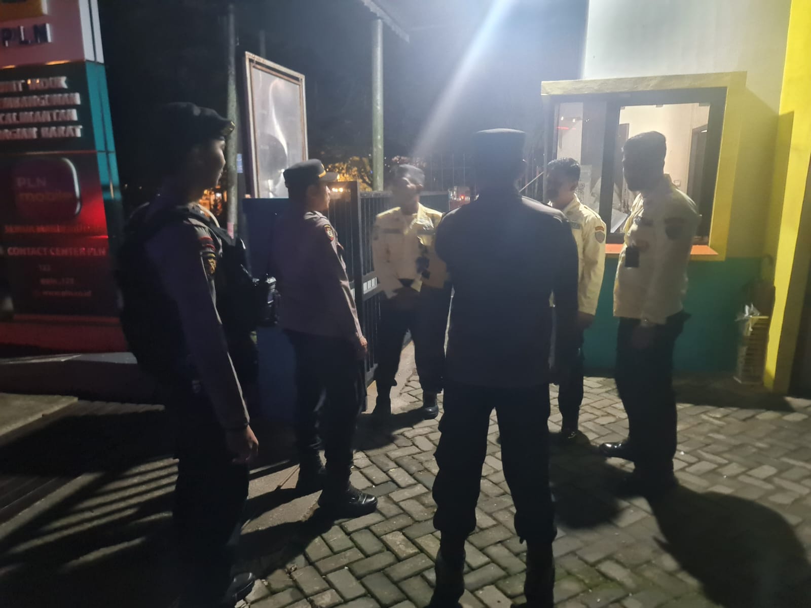 Cegah Gangguan Kamtibmas, Polsek Pontianak Selatan Perkuat Patroli Dialogis di Tengah Pemadaman Listrik