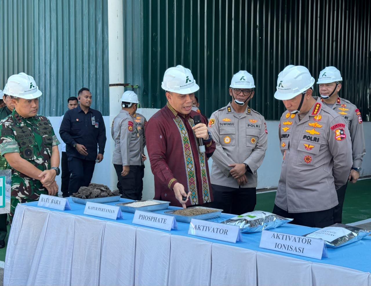 Wujud Kepedulian Polri, Kapolri Lepas Distribusi 80 Ton Pupuk Batu Bara bagi Petani Riau