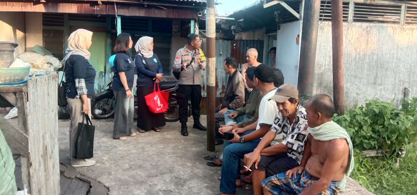 Cegah Penyalahgunaan Narkoba, Bhabinkamtibmas Polsek Pontianak Selatan Bersama Tim IBM Berikan Edukasi kepada Warga