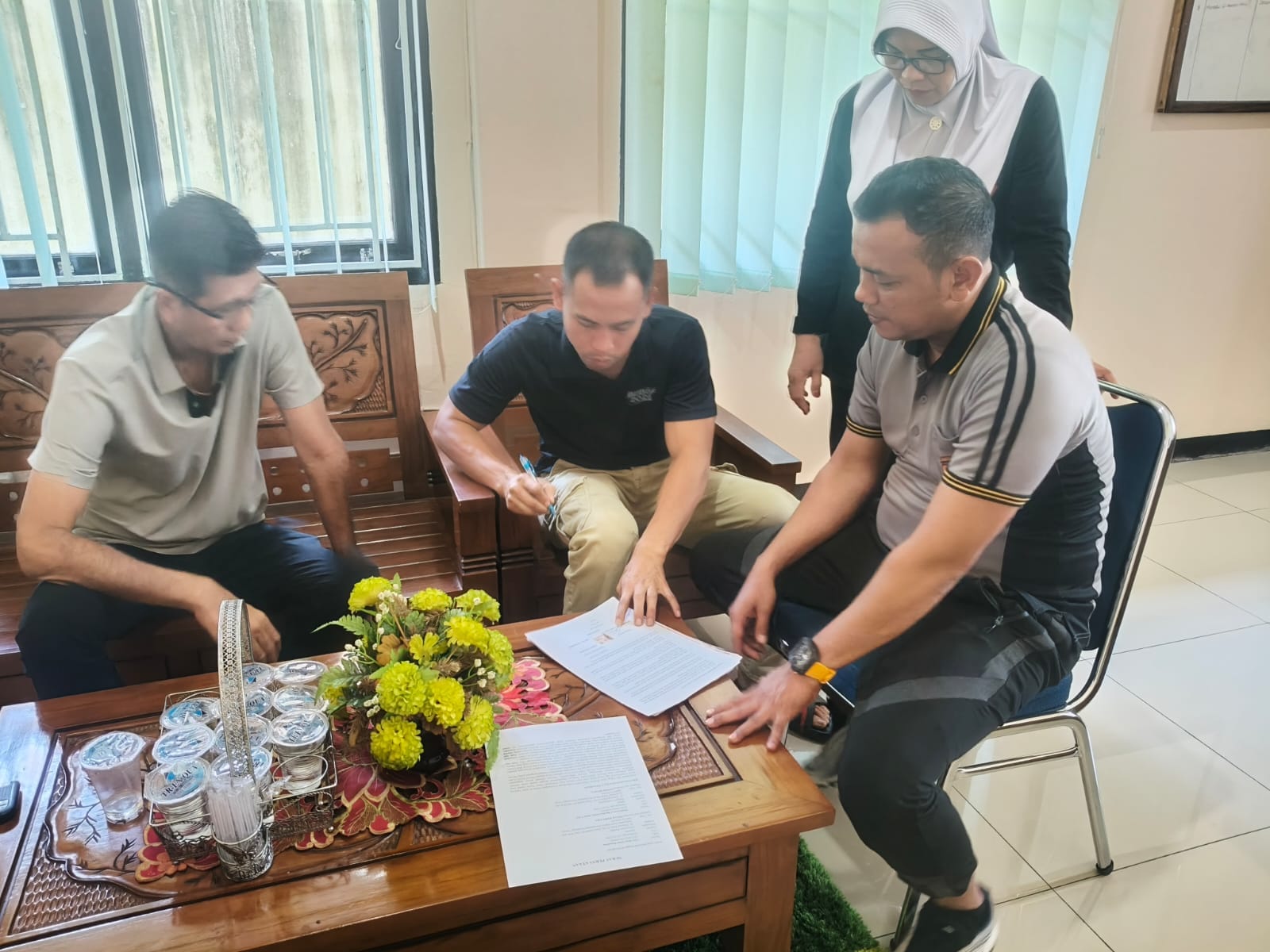 Bhabinkamtibmas Parit Mayor Fasilitasi Problem Solving Permasalahan Pondasi Rumah Warga Secara Kekeluargaan