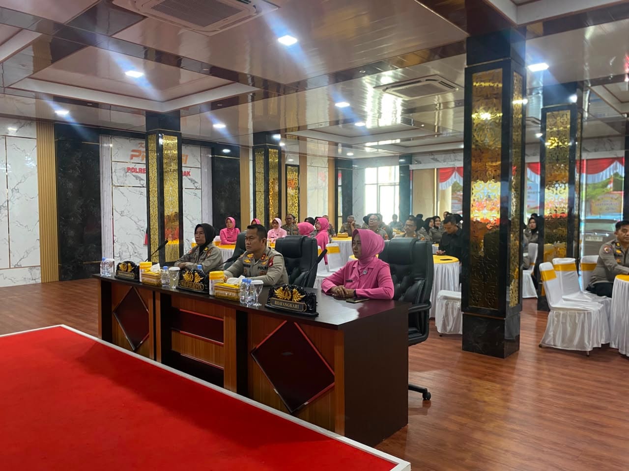 Polwan Polresta Pontianak Ikuti Serah Terima Jabatan Ibu Asuh Polwan Polda Kalbar dalam Rangkaian Sertijab Kapolda Kalbar