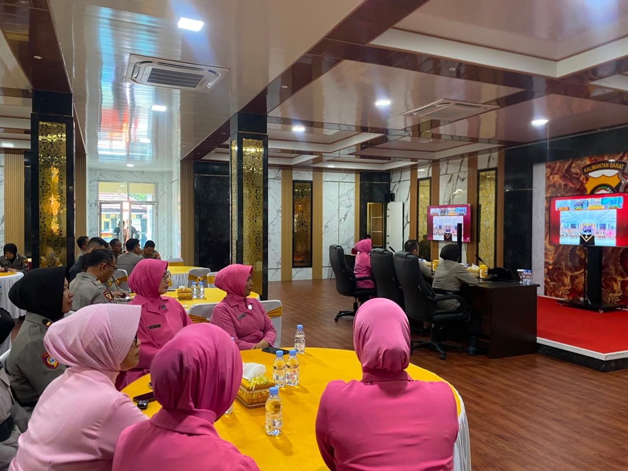 Polwan Polresta Pontianak Hadiri Sertijab Ibu Asuh Polwan Polda Kalbar dalam Rangkaian Pergantian Kapolda