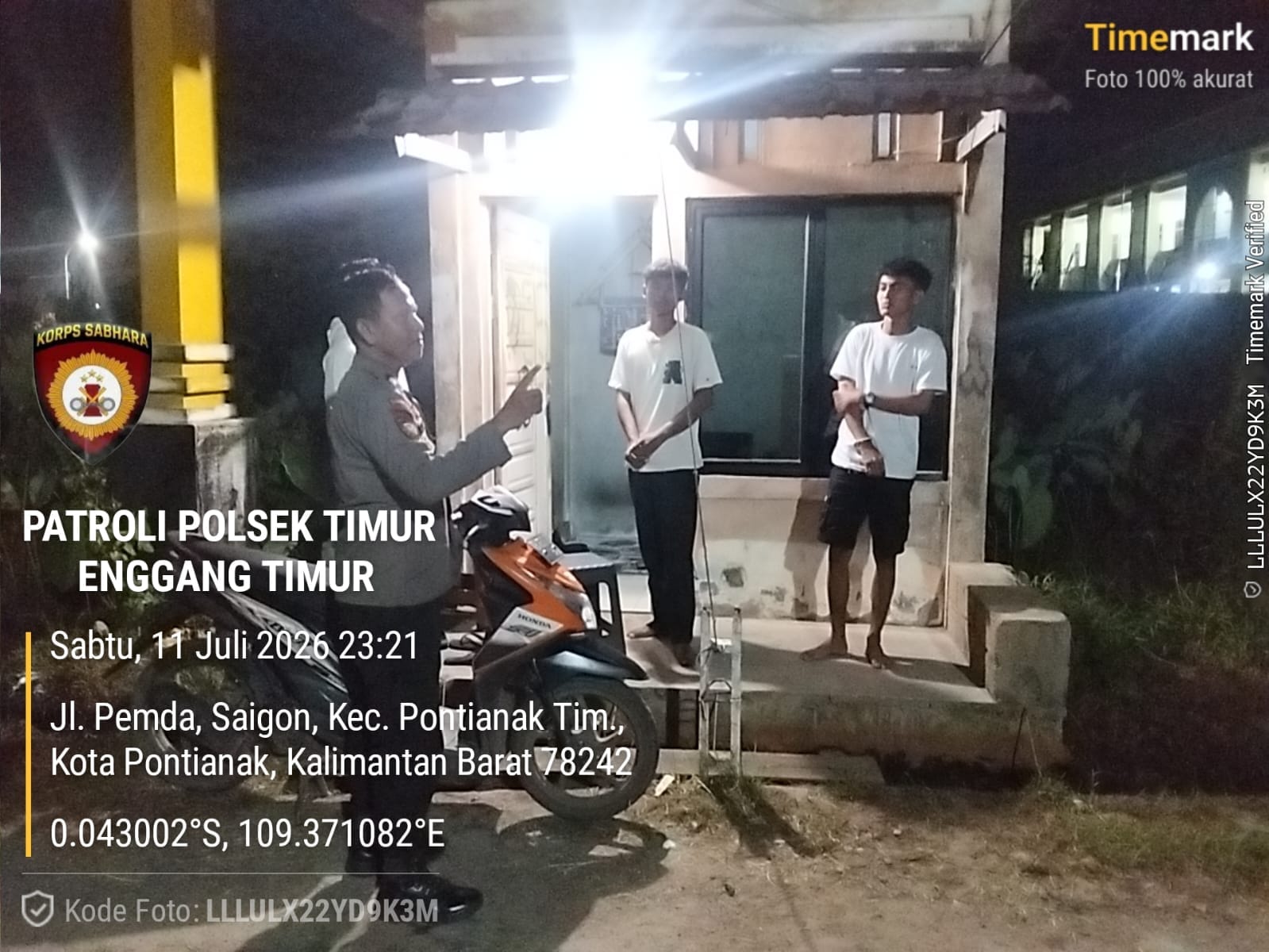Sambangi Penjaga Malam, Patroli Enggang Polsek Pontianak Timur Berikan Imbauan Kamtibmas