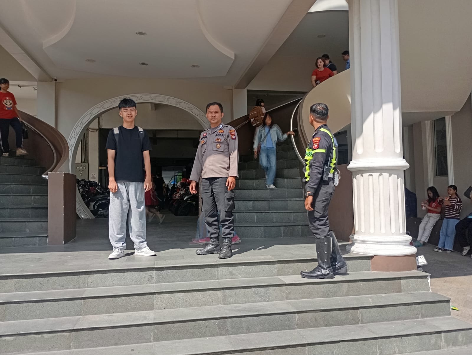 Jamin Keamanan Ibadah, Patroli Enggang Polsek Pontianak Utara Patroli ke Sejumlah Gereja