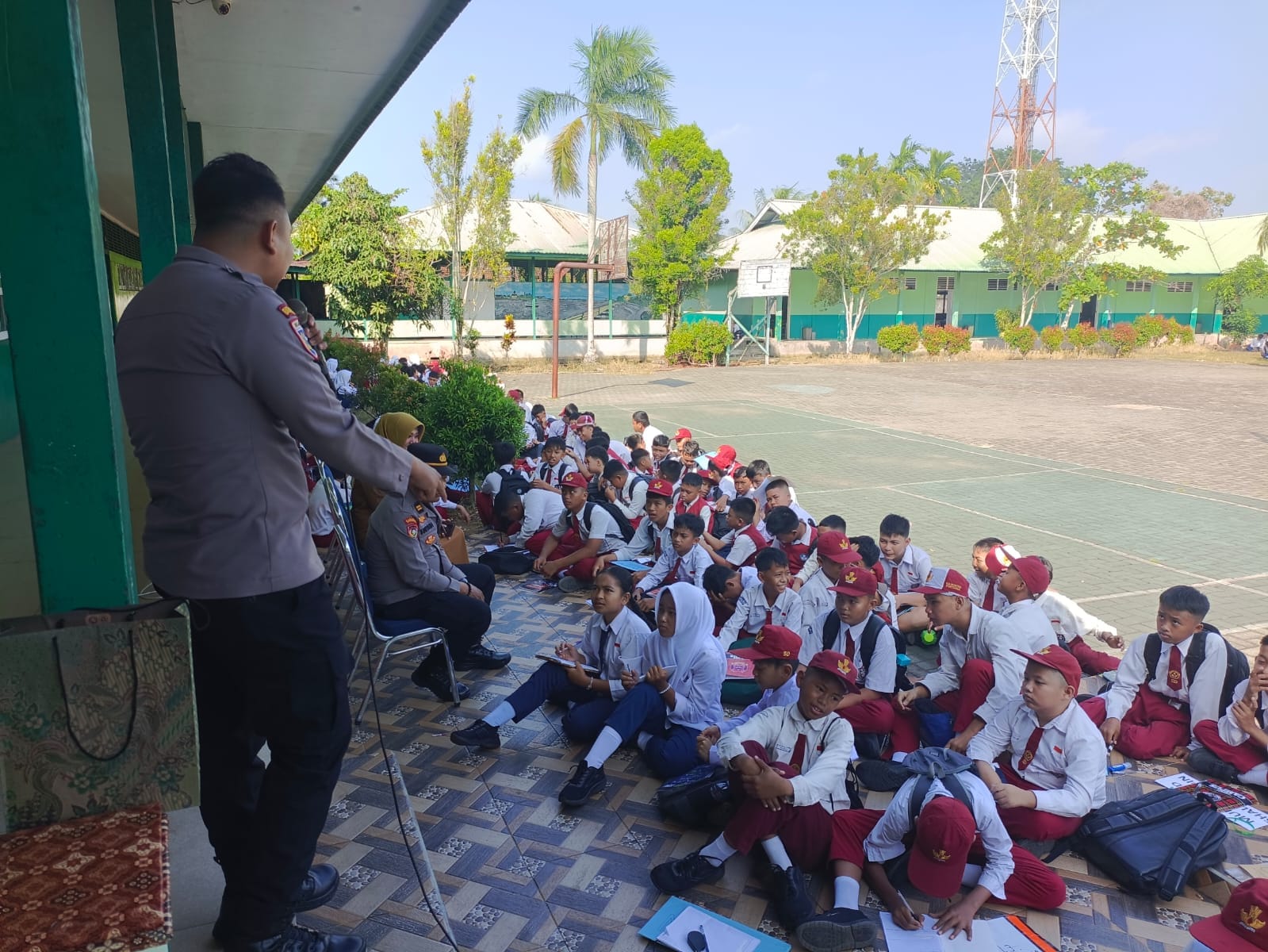 Sat Binmas Polresta Pontianak Berikan Penyuluhan Kenakalan Remaja dan Bahaya Narkoba kepada Siswa MPLS