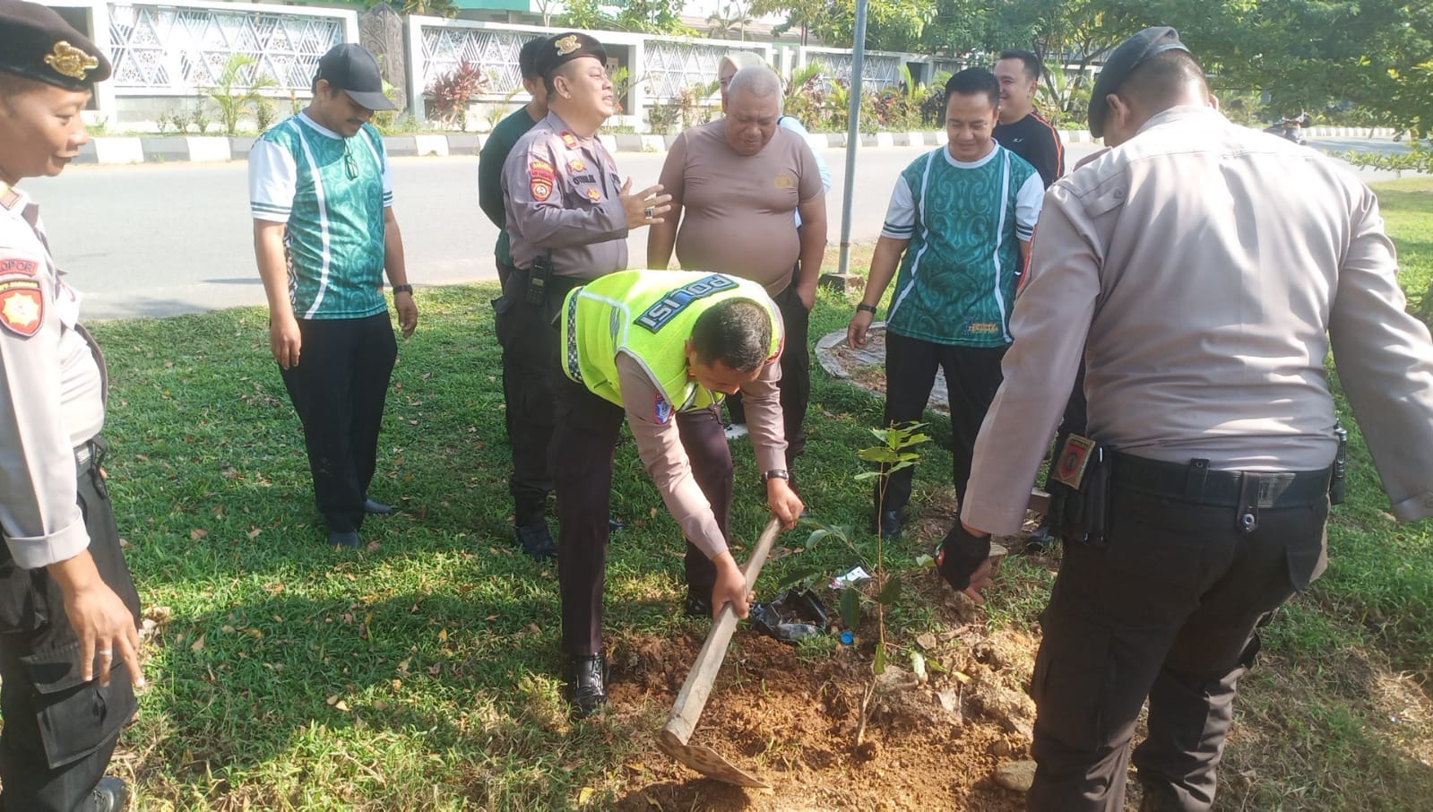Green Policing Polresta Pontianak, Penanaman Pohon Jadi Wujud Dukungan untuk Indonesia Asri di Hari Bhayangkara ke-80