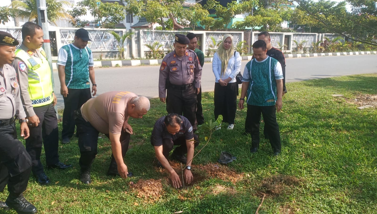 Polresta Pontianak Hijaukan Lingkungan dengan Aksi Tanam Pohon dalam Semangat Hari Bhayangkara ke-80