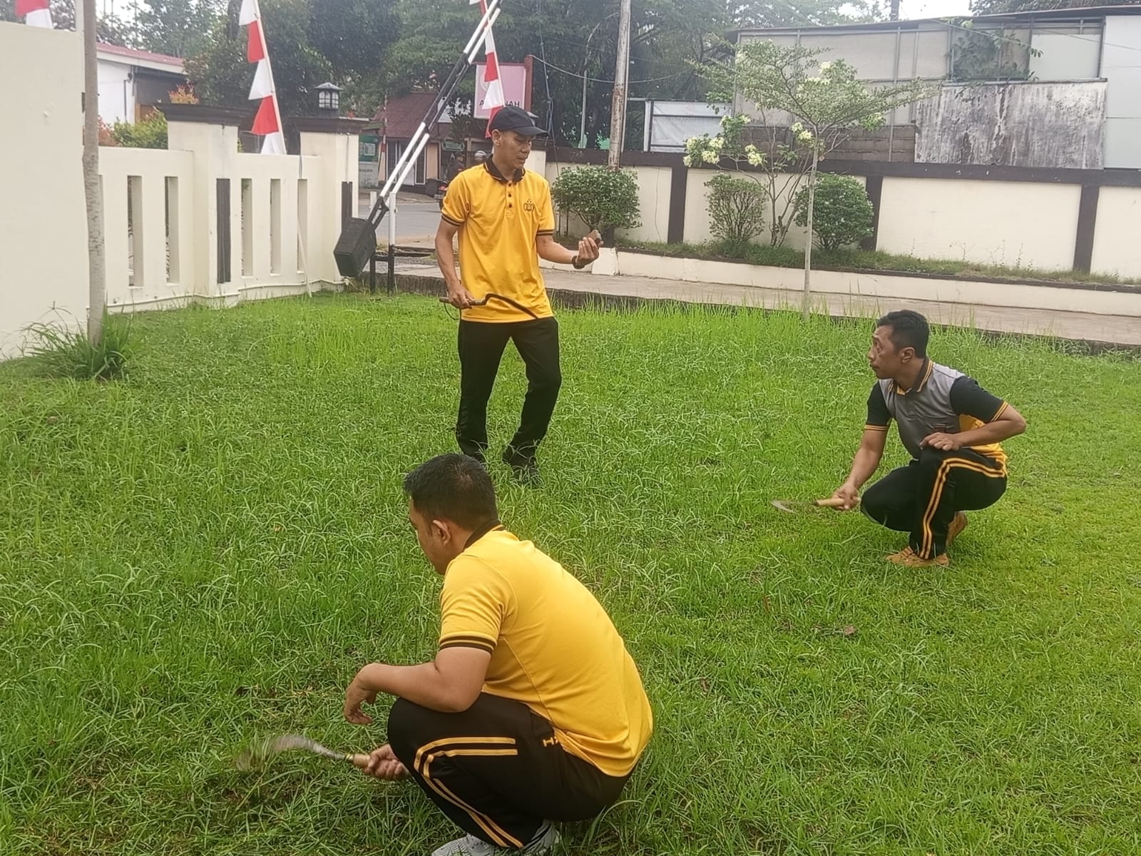 Budayakan Hidup Bersih, Personel Polsek Pontianak Kota Gelar Kerja Bakti di Lingkungan Mako