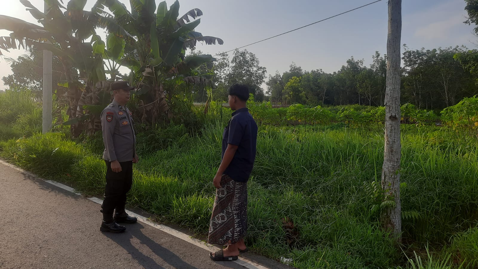 Cegah Karhutla, Polsek Pontianak Utara Bersama Masyarakat Lakukan Monitoring Titik Api Disejumlah Lokasi Rawan Kebakaran Lahan