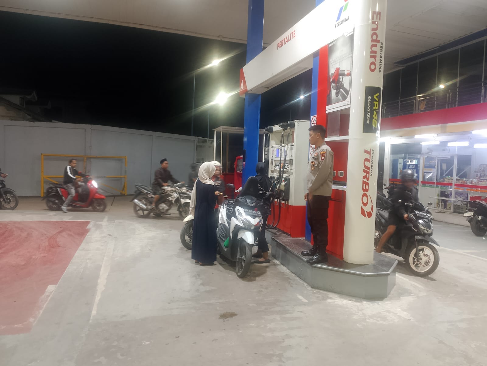 Patroli Enggang Polsek Pontianak Utara Pantau Ketersediaan BBM di SPBU, Imbau Warga Tetap Tenang