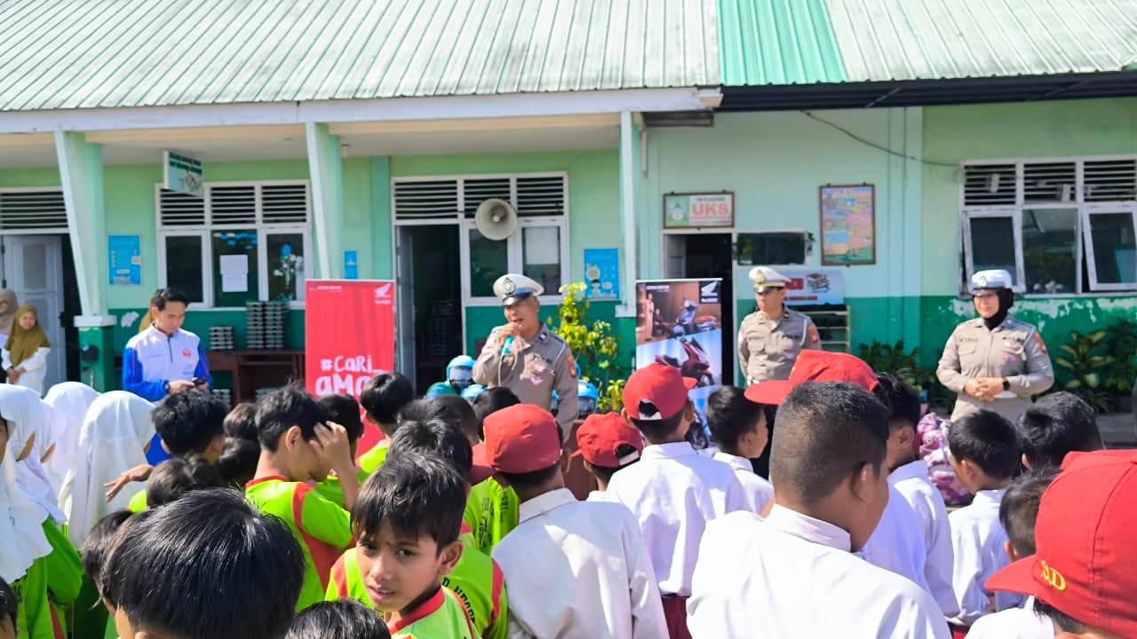 SATLANTAS POLRESTA PONTIANAK GELAR SOSIALISASI SAFETY RIDING BERSAMA PT ASTRA INTERNATIONAL DI SDN 74 PONTIANAK BARAT