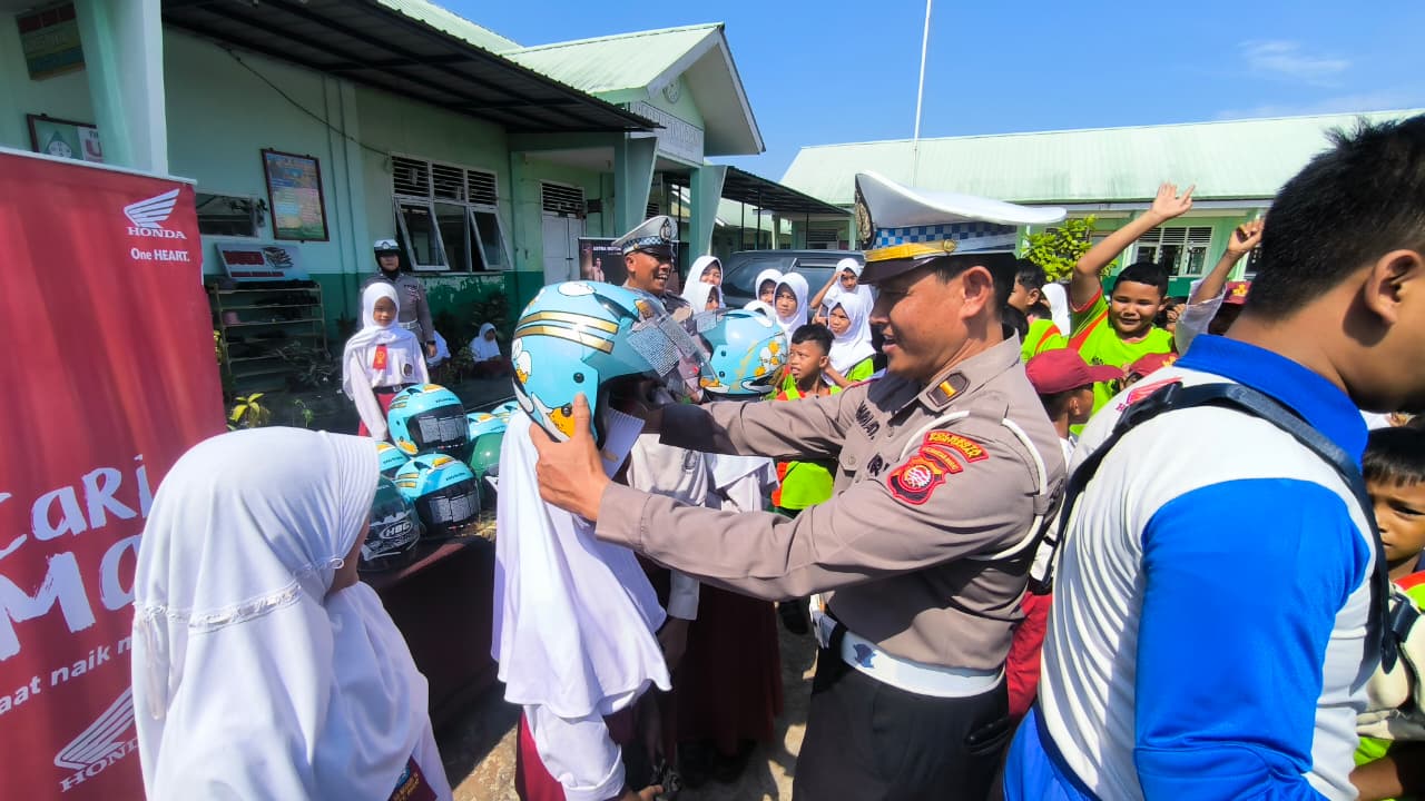 Tanamkan Budaya Tertib Berlalu Lintas Sejak Dini, Satlantas Polresta Pontianak Gelar Sosialisasi Safety Riding di SDN 74