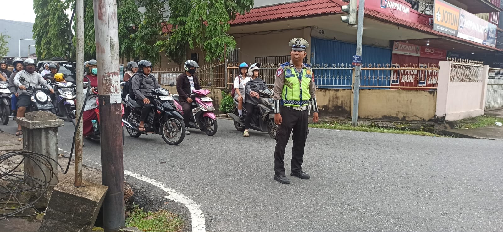 Personel Polsek Pontianak Barat Berikan Pelayanan melalui Strong Point Pagi, Antisipasi Kemacetan dan Laka Lantas.