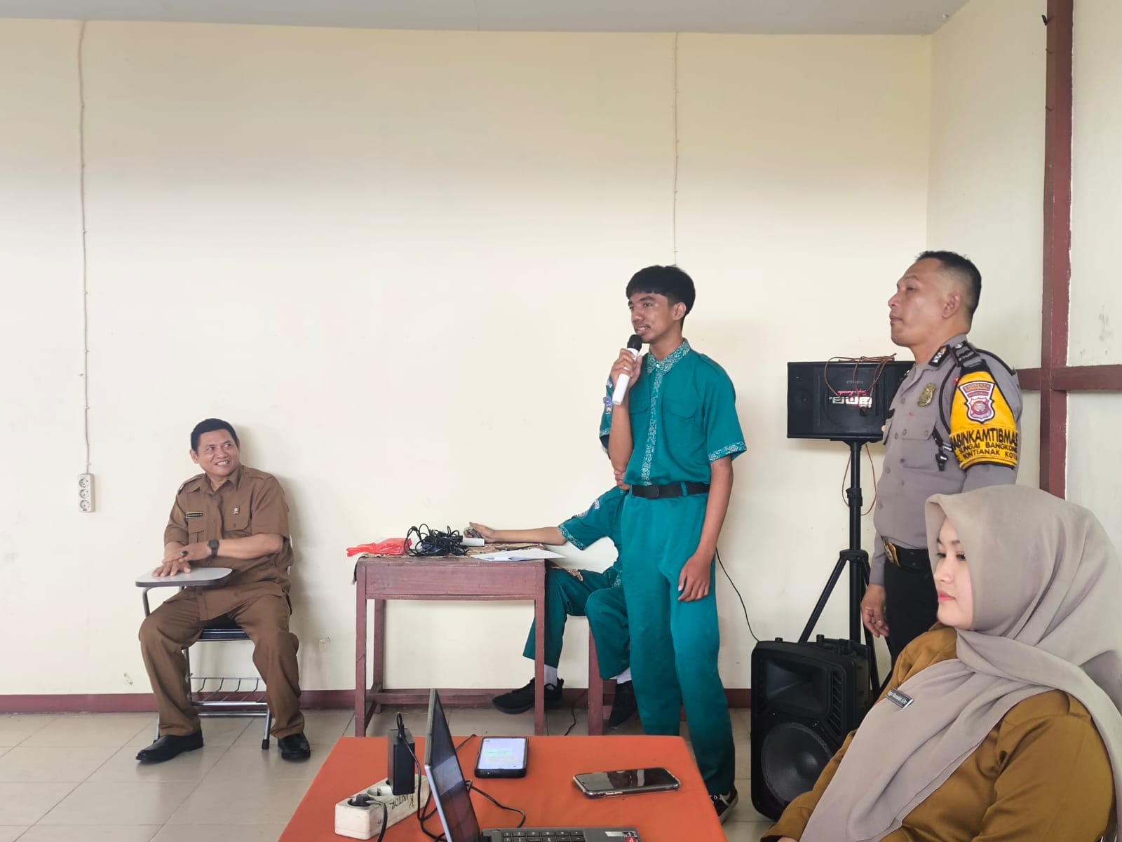 Cegah Penyimpangan Sejak Dini, Bhabinkamtibmas Polsek Pontianak Kota Edukasi Siswa Baru SMK PGRI