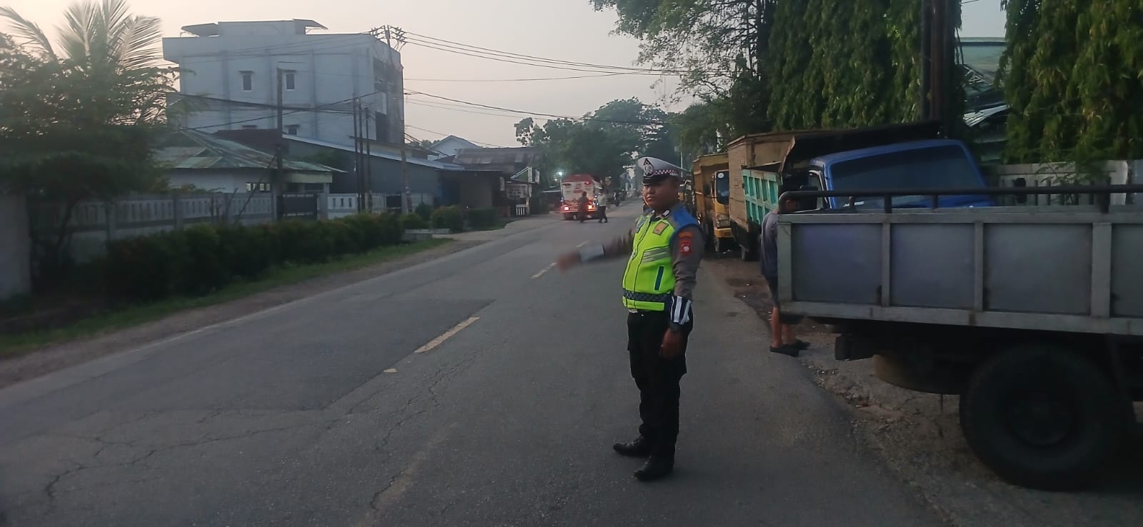 Mengantisipasi Kepadatan Lalulintas Akibat Antrian Truk Mengisi BBM, Personel Polsek Pontianak Utara Lakukan Pengaturan Disekitar SPBU