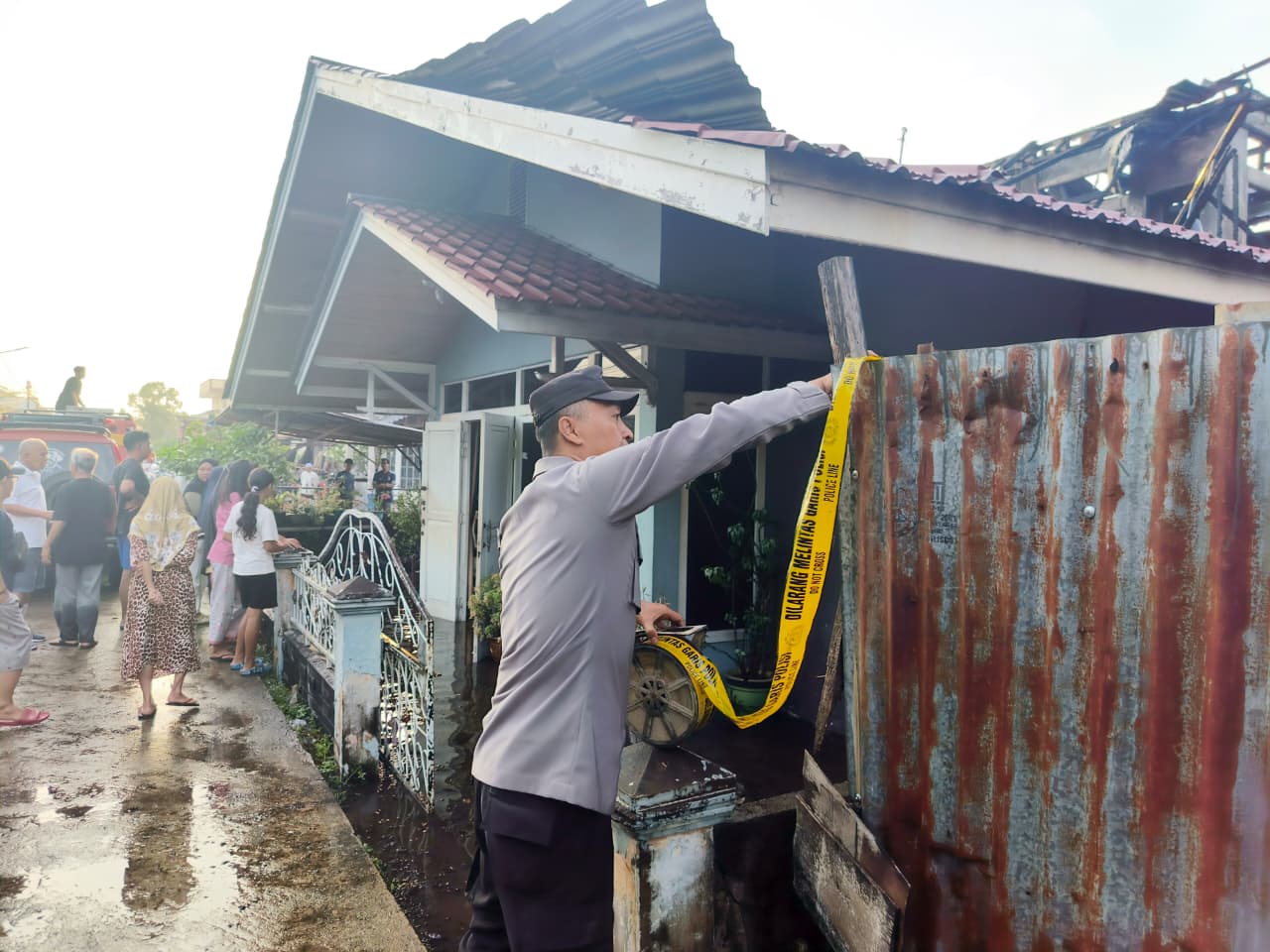Polsek Pontianak Timur Amankan Lokasi Kebakaran Rumah Dua Lantai, Diduga Akibat Korsleting Listrik