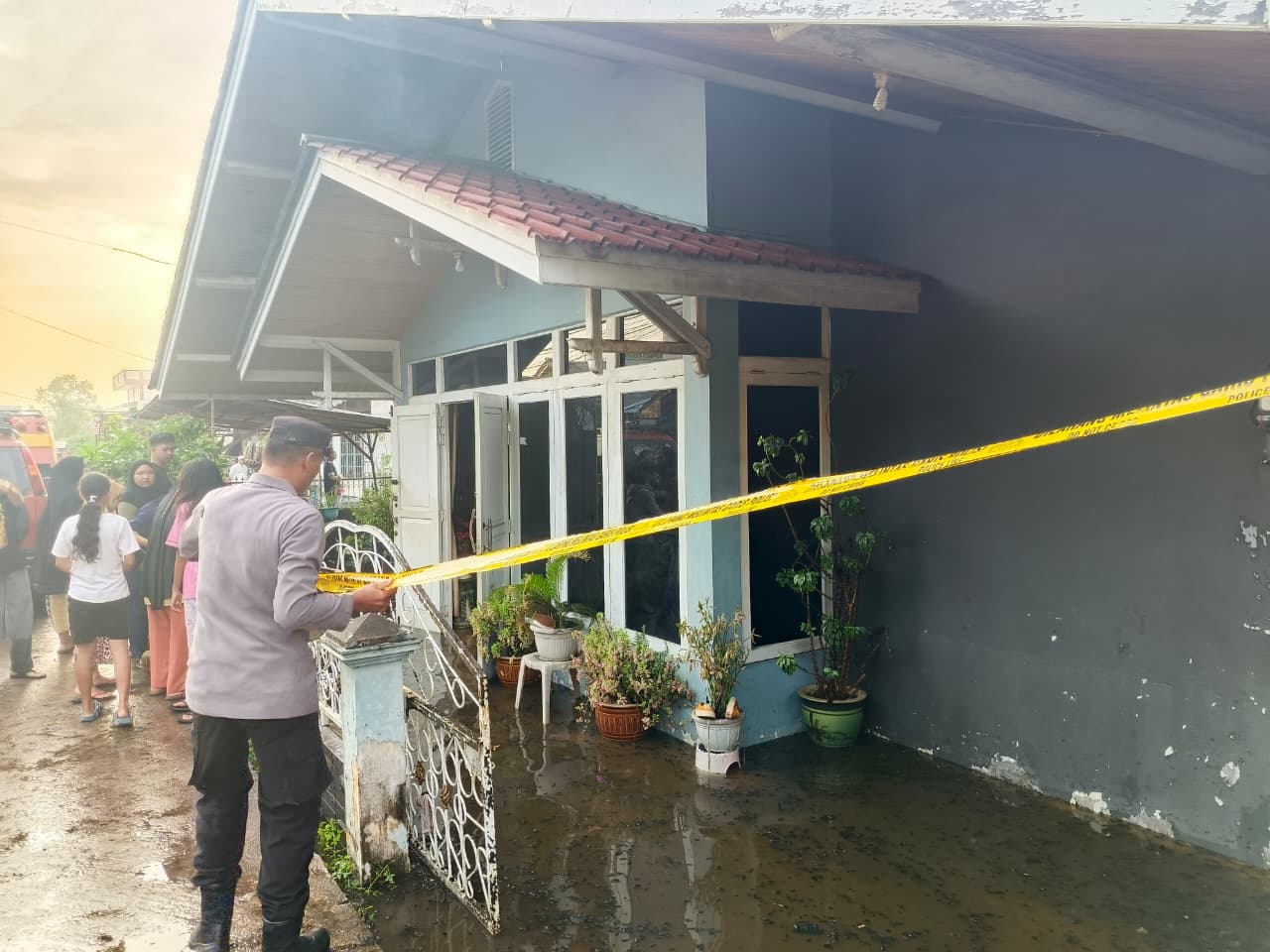 Diduga Dipicu Korsleting Listrik, Kebakaran Rumah Dua Lantai di Pontianak Timur Ditangani Aparat Kepolisian