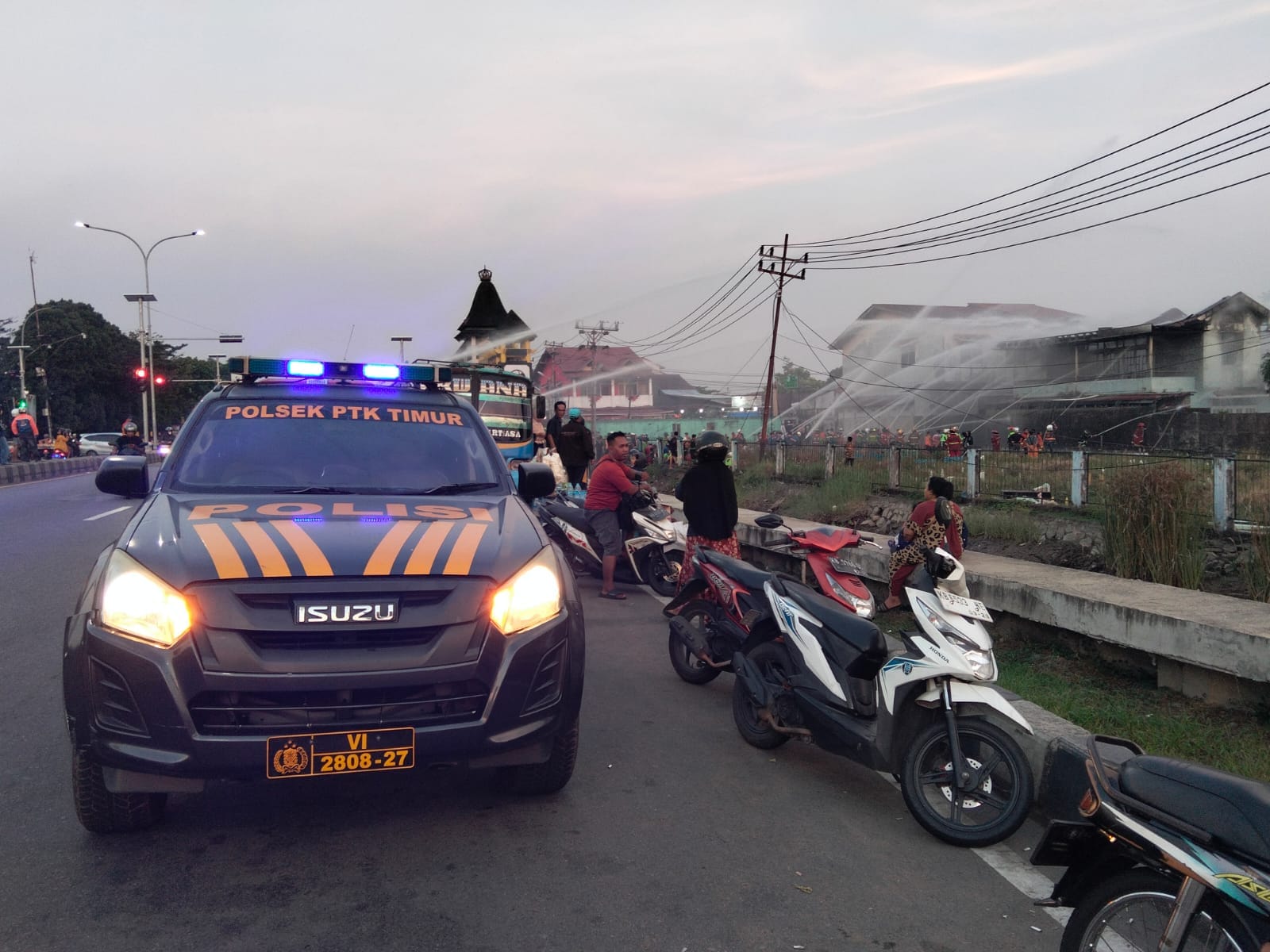 Quick Response Patroli Enggang Timur, Kebakaran di Jalan Paralel Tol Segera Ditangani