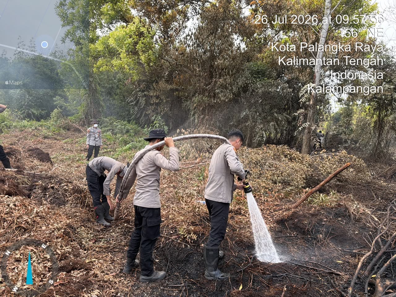 Cegah Api Kembali Membara, Personel Dirsamapta Lakukan Pembasahan Lahan di Kalampangan