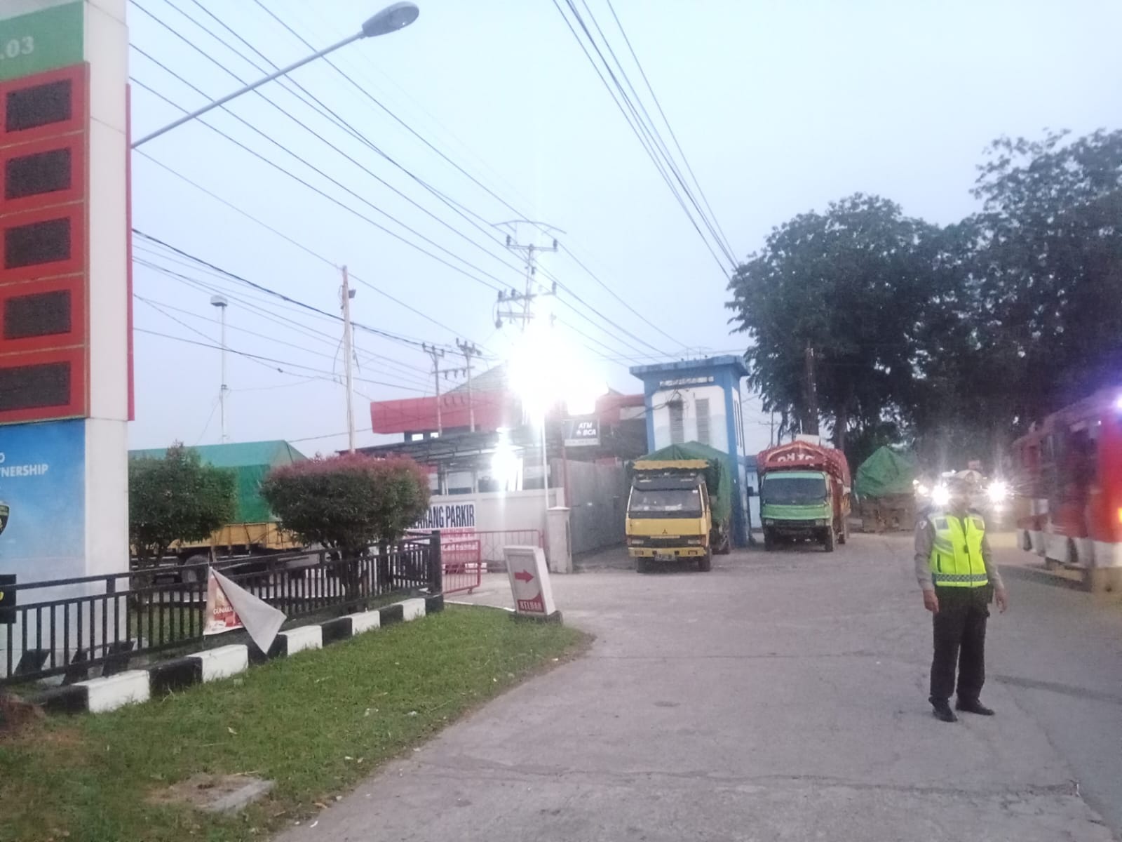 Polsek Pontianak Utara Tertibkan Antrian Mobil Pengisian BBM Di SPBU Wilayah Pontianak Utara