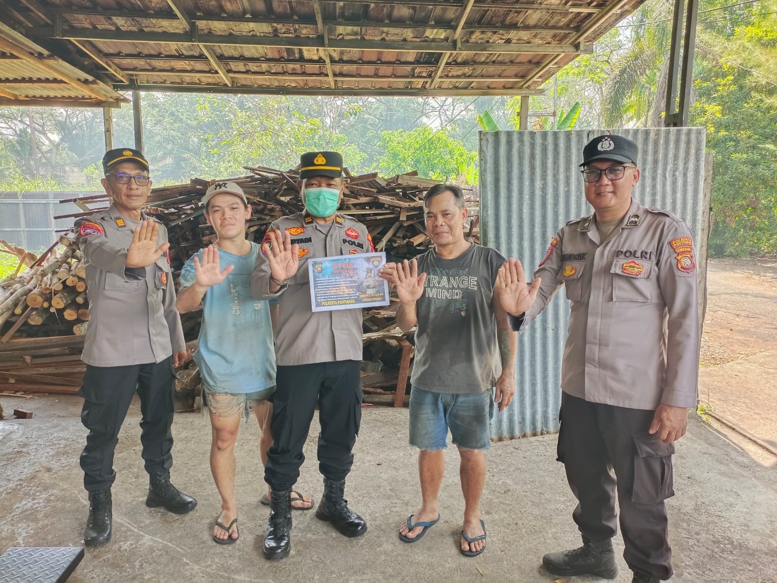 Satbinmas Polresta Pontianak Gencarkan Himbauan Kamtibmas dan Sosialisasi Pencegahan Karhutla kepada Masyarakat
