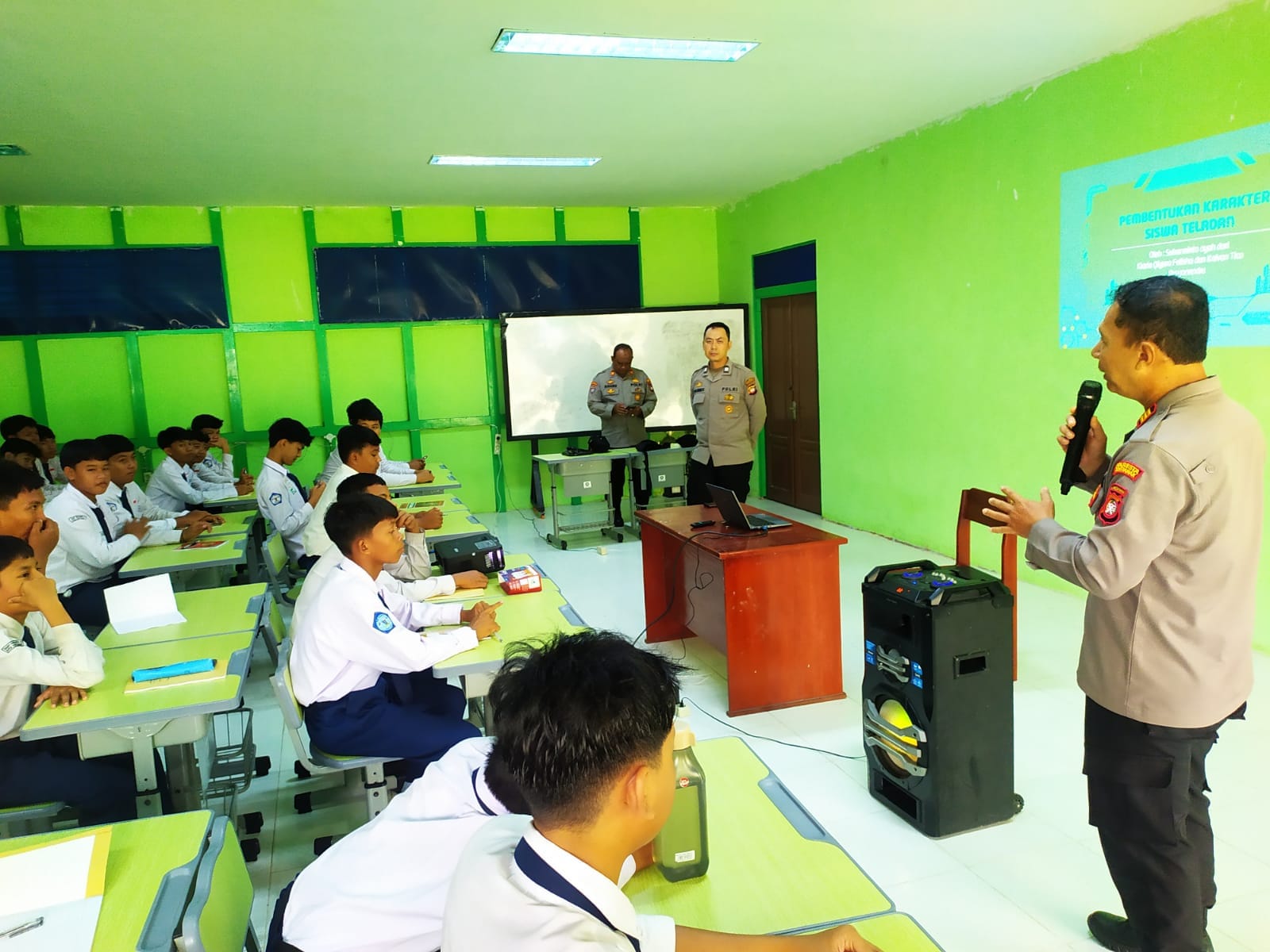 Sat Binmas Polresta Pontianak Sosialisasikan Bahaya Bullying dan Judi Online di SMP Negeri 9 Pontianak