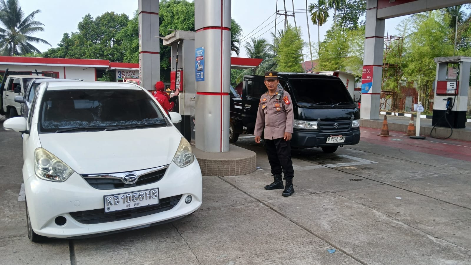 Distribusi BBM Berangsur Stabil, Polsek Pontianak Barat Tetap Laksanakan Pengamanan dan Pengaturan Lalu Lintas di SPBU