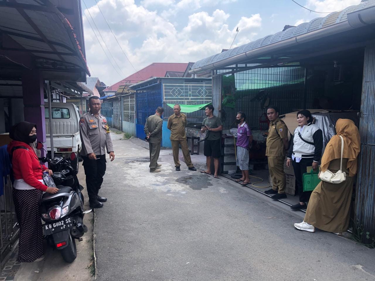 Respons Cepat Keluhan Masyarakat, Bhabinkamtibmas Dalam Bugis Bersama DLH Tinjau Usaha Pengecatan Motor