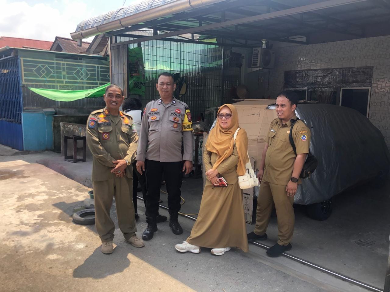 Polri dan DLH Turun Langsung, Bhabinkamtibmas Dalam Bugis Kawal Penanganan Aduan Warga Terkait Bengkel Pengecatan Motor