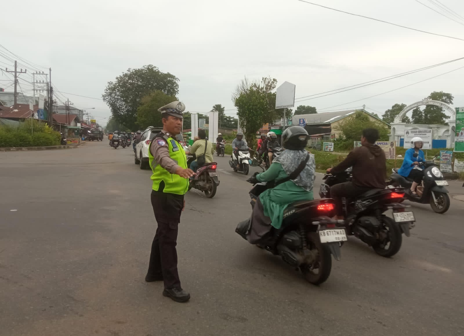 Cegah Kemacetan dan Kecelakaan, Polsek Pontianak Kota Intensifkan Pengaturan Arus Lalu Lintas Pagi