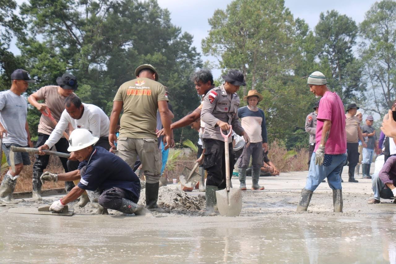 Satgas Ops Damai Cartenz Bersama Warga Mimika Gelar Gotong Royong, Perbaiki Akses Menuju Pemakaman