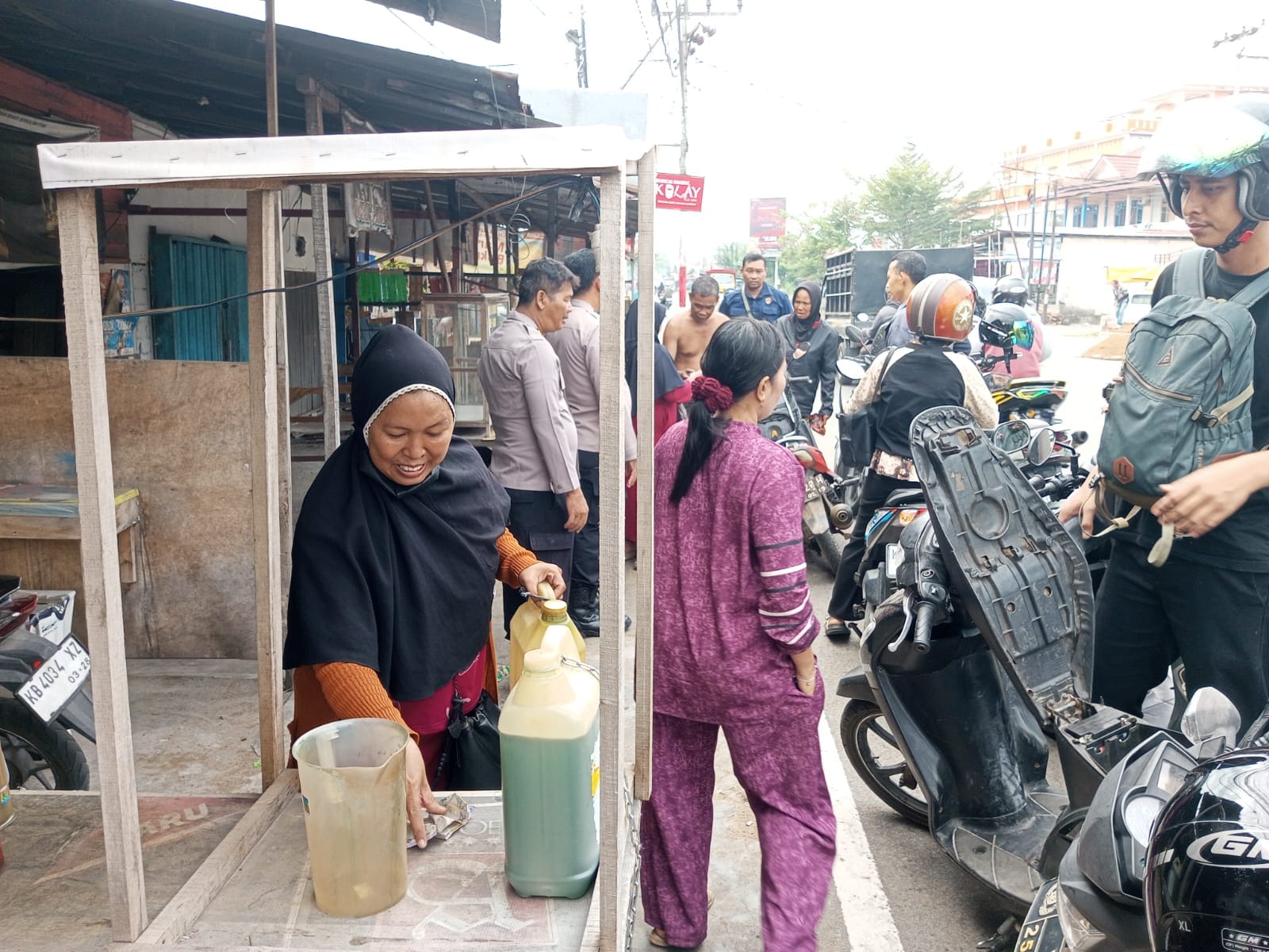 Jaga Distribusi dan Harga BBM Tetap Wajar, Polsek Pontianak Barat Gelar Pengecekan terhadap Penjual Eceran