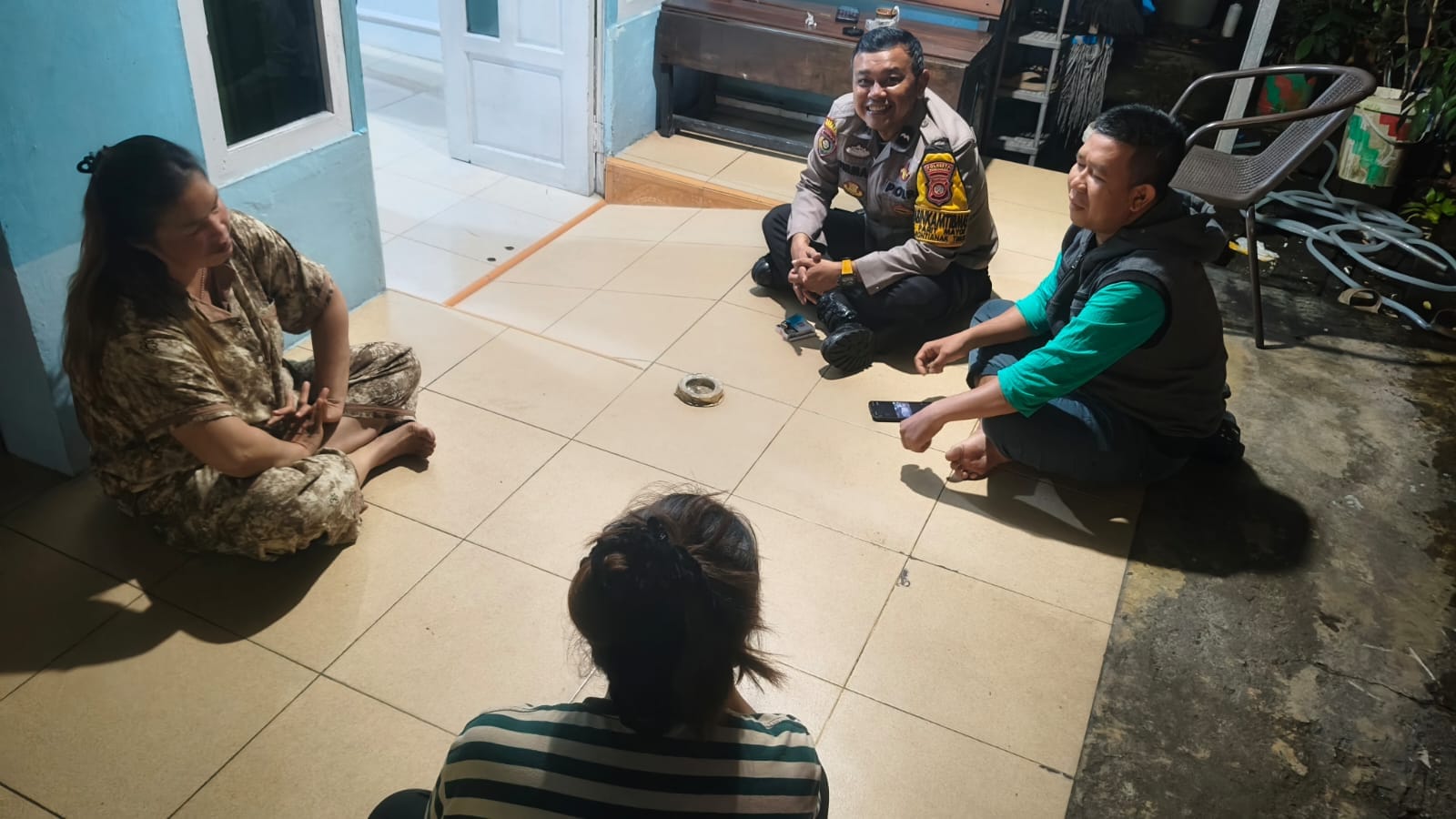 Bhabinkamtibmas Parit Mayor Sambangi Warga dan Tindak Lanjuti Laporan Dugaan Pencurian Kayu Belian