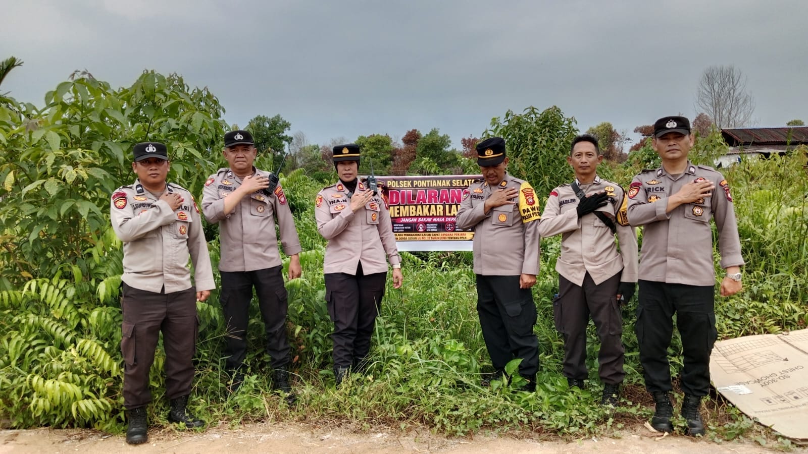 Kolaborasi Polri, TNI, dan Pemerintah Daerah, Polsek Pontianak Selatan Pasang Himbauan Karhutla di Titik Rawan.