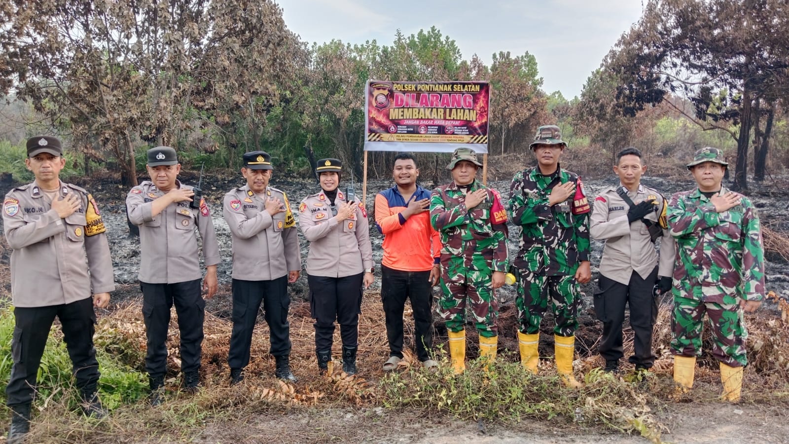 Sinergi Polri, TNI, dan Pemerintah Daerah, Polsek Pontianak Selatan Pasang Himbauan Karhutla di Kawasan Rawan