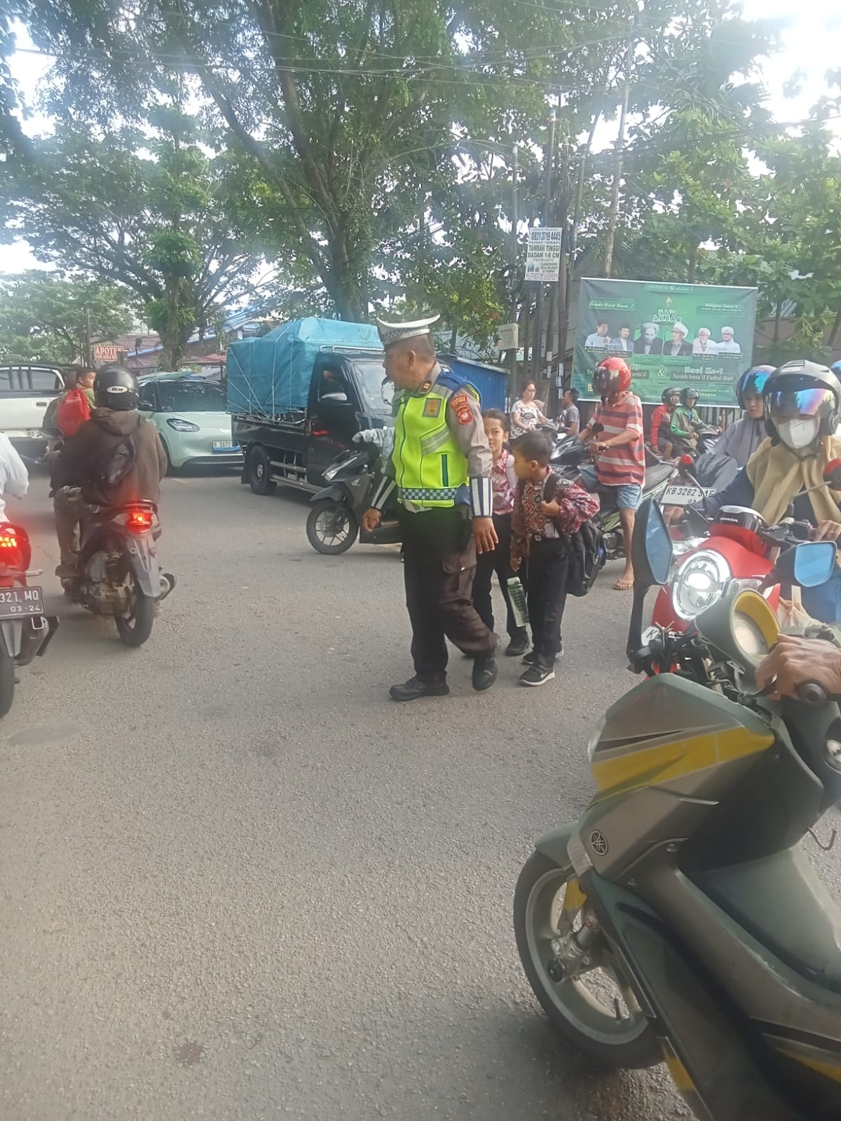 Hadir Melayani Masyarakat Unit Lantas Polsek Pontianak Utara Lakukan Pengaturan Didepan Sekolah