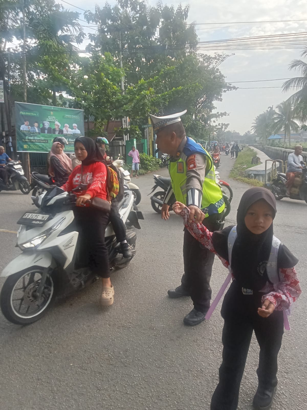 Ciptakan Keamanan Pelajar, Unit Lantas Polsek Pontianak Utara Intensifkan Pengaturan Arus Lalu Lintas di Jam Masuk Sekolah