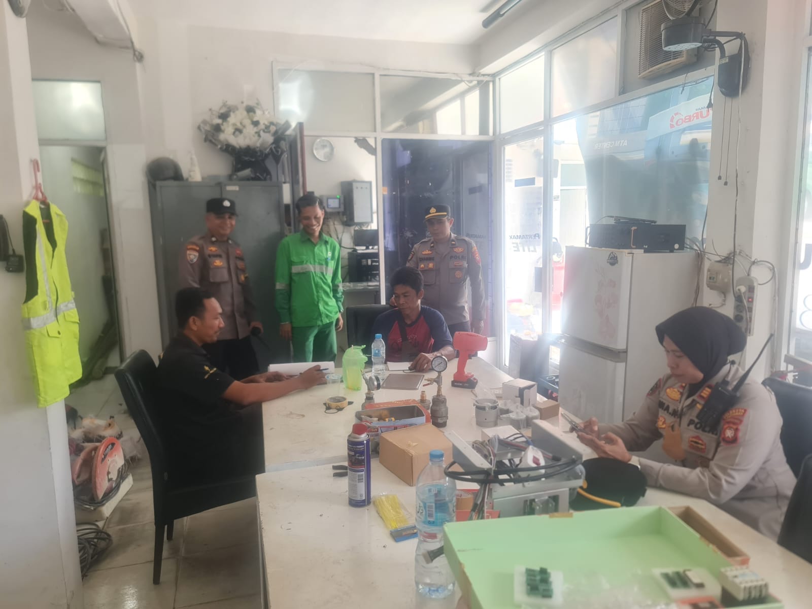 Kapolsek Pontianak Selatan Monitoring Ketersediaan BBM, Pastikan Pelayanan di SPBU Kembali Normal.